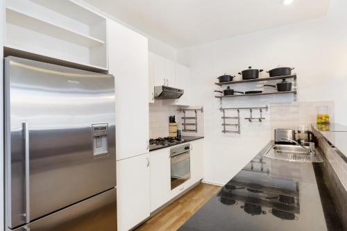 Darlinghurst Fully Self Contained Modern 1 Bed Apartment (713RIL) - image 1