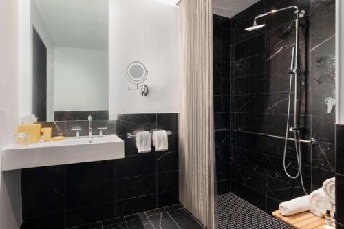 Queen Room with Accessible Shower - Disability Access