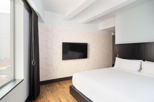 1 Queen Bed ADA With Shower