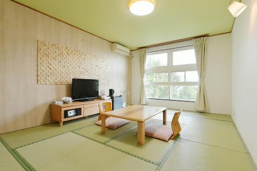 Japanese-Style Twin Room with No View