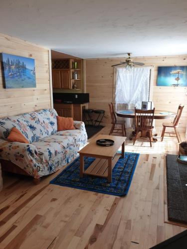 Cute and Cozy Cabin near Heavenly Village - image 2