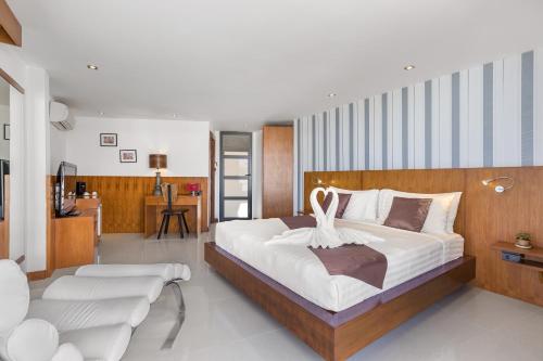 Front Deluxe Double Room - Second Floor image 10