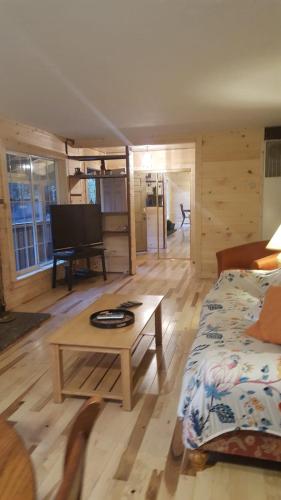 Cute and Cozy Cabin near Heavenly Village - image 4