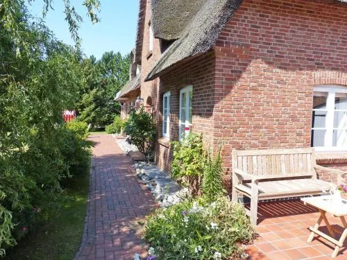 Haus Strandweg 8 Friesenhaushälfte *Steuerbord* in Nebel, Deutschland
