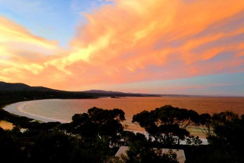 DOLPHIN LOOKOUT COTTAGE - amazing views of the Bay of Fires Binalong Bay