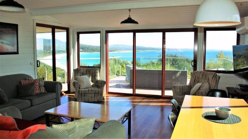 DOLPHIN LOOKOUT COTTAGE - amazing views of the Bay of Fires in Binalongbeja
