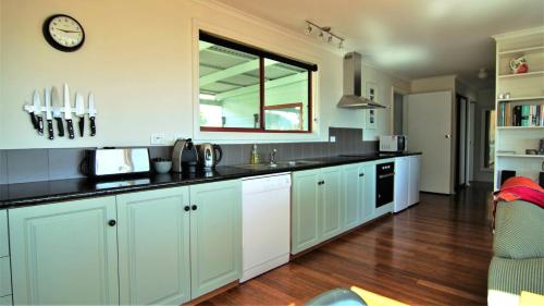 virtuve, DOLPHIN LOOKOUT COTTAGE - amazing views of the Bay of Fires in Binalongbeja