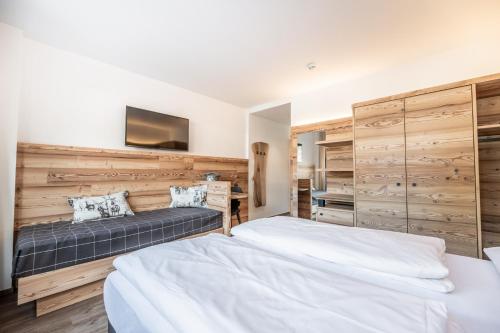 1 queen bed, 1 twin bed