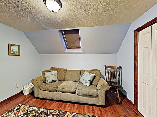 Spacious Home in Hyannis - image 8