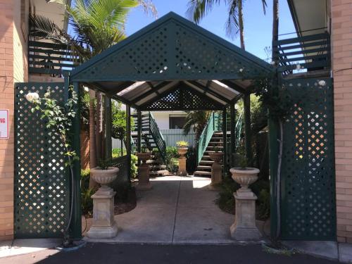 Stay in spacious, homely unit in prestigious area