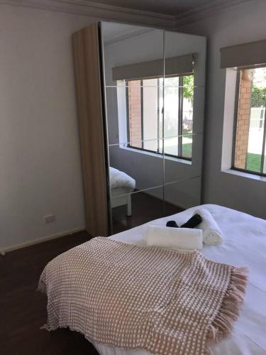 Stay in spacious, homely unit in prestigious area