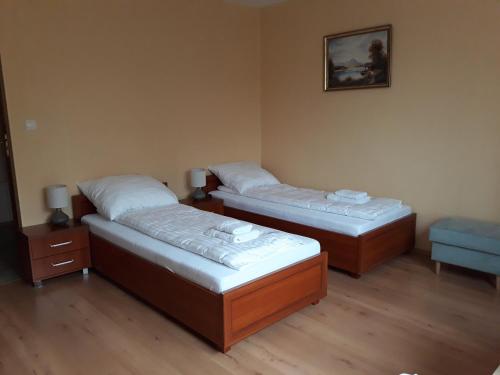 2 twin beds