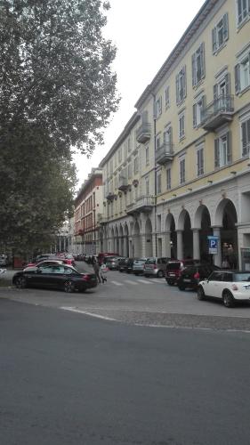 "Lo charme" a 5 minuti a piedi da Ospedale,Teatro Coccia ed Universita',a 30 minuti dai Laghi e 40 minuti da Milano