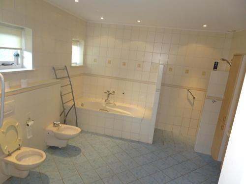 Bathroom, Villa de Molenhof in Reutum