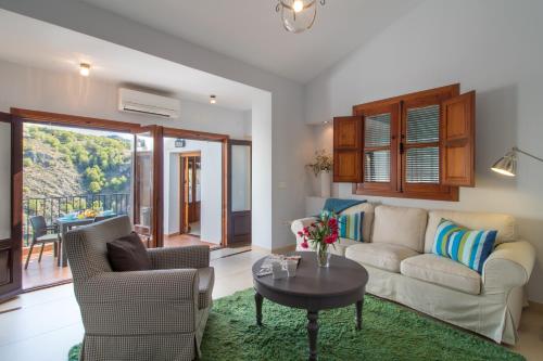 Quiet house in village center with mountains views 3