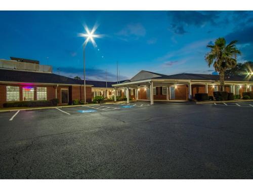 Winton Inn & Suites