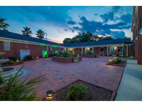 Winton Inn & Suites