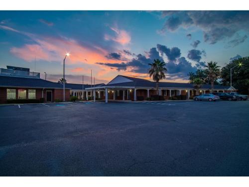 Winton Inn & Suites