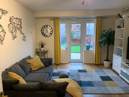 Cosy Canalside Home, Train Station, Pizza Oven, Loughborough, Leicestershire