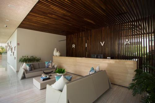 Ocean view condo-beach, rooftop pool & jacuzzi!