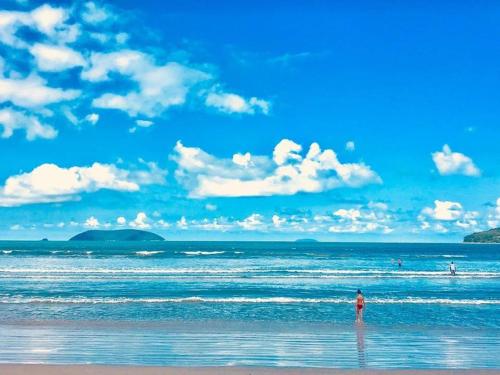 Duplex cobertura na praia em condomínio familiar