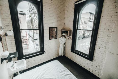 Queen Room with Shared Bathroom image 10