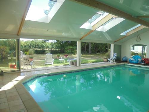 propriete avec piscine interieure et sauna gîte à louer Le Cellier