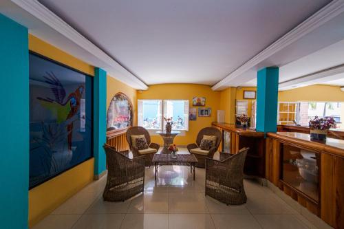 Instalaciones, Hotel Santana in Flores