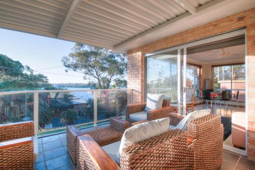 Solveena - Relaxing Family and Friends Beach Retreat with Views in Bundeena