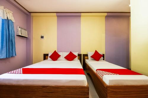 1 queen bed, 1 twin bed