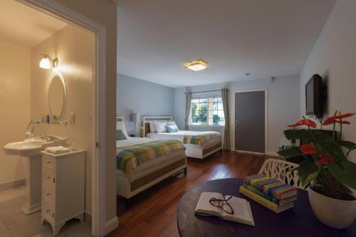 2 queen beds