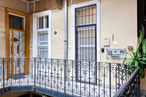  Just the Perfect Home ~ Nothing More, Nothing Less in Budapest