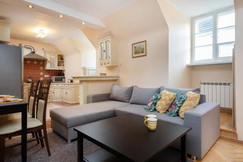 Apartments Warsaw Świętojańska by Renters - image 9