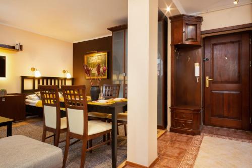 Apartments Warsaw Świętojańska by Renters - image 8