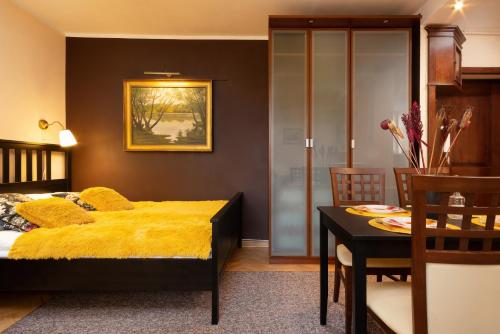 Apartments Warsaw Świętojańska by Renters - image 3