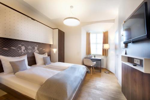 1 queen bed, 1 twin bed