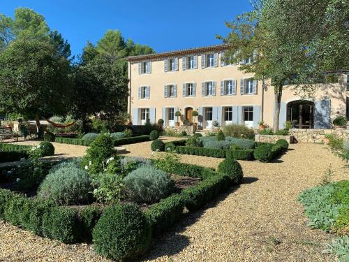 La Bastide des Enquèses chambre d'hôte Château de Jouques