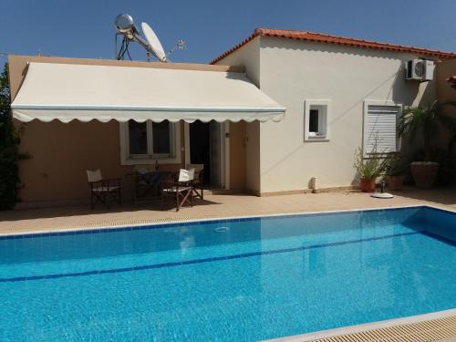  Spacious holiday home, swimming pool in picturesque village Plaka near Chania in Kaloí Lákkoi