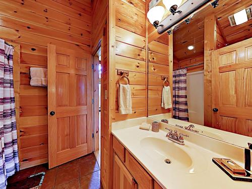 New Listing! 2 Luxe Mountain Cabins Sleeps 24! Cabin - image 5