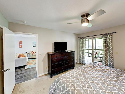 Secluded Retreat: Hot Tub Pool 3 Miles To Beach Home - image 3
