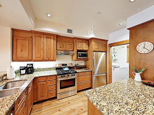Downtown Gem 2Br/2.5Ba Overlooking The Yampa River Condo - image 3