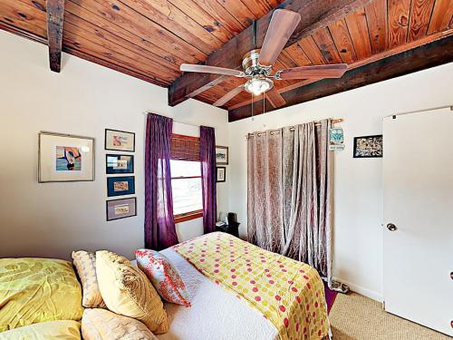 Beachfront Getaway With Huge Deck Classic Interiors Home - image 3