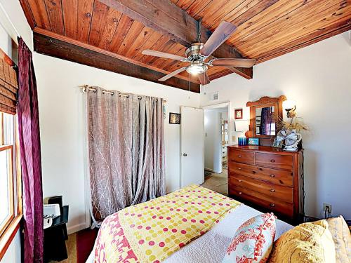Beachfront Getaway With Huge Deck Classic Interiors Home - image 8