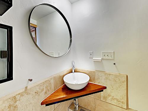 New Listing! Mountain-View Condo Near Ski Resorts Condo - image 7