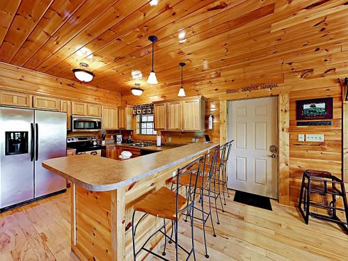 Peaceful Serenity With Private Hot Tub & Game Room Cabin - image 3