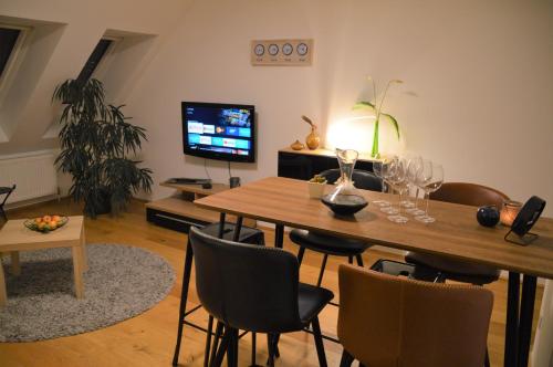 Rooftop Apartment with Panoramic View, Terrace, 2nd District in Vienna