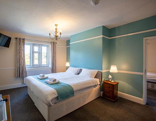 The Beacon & Railway Hotel - image 10