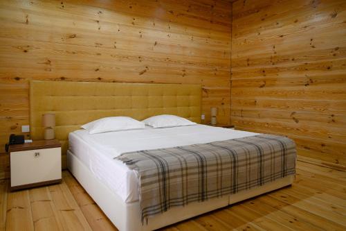 1 queen bed, 2 twin beds