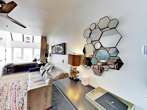 Ski-In Ski-Out Retreat With Indoor Outdoor Pool Condo - image 2