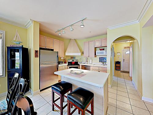 New Listing! Bayfront Condo With Pool- Walk To Beach Condo - image 7